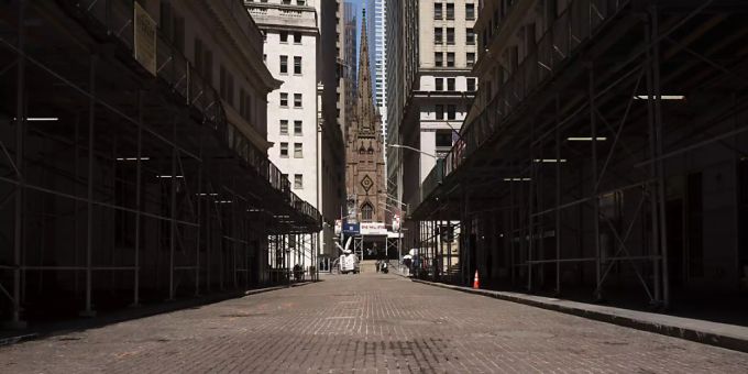 Die fast menschenleere Wall Street im New Yorker Finanzbezirk. Foto: Mark Lennihan/AP/dpa Die fast menschenleere Wall Street im New Yorker Finanzbezirk. Foto: Mark Lennihan/AP/dpa