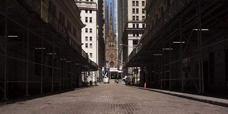 Die fast menschenleere Wall Street im New Yorker Finanzbezirk. Foto: Mark Lennihan/AP/dpa