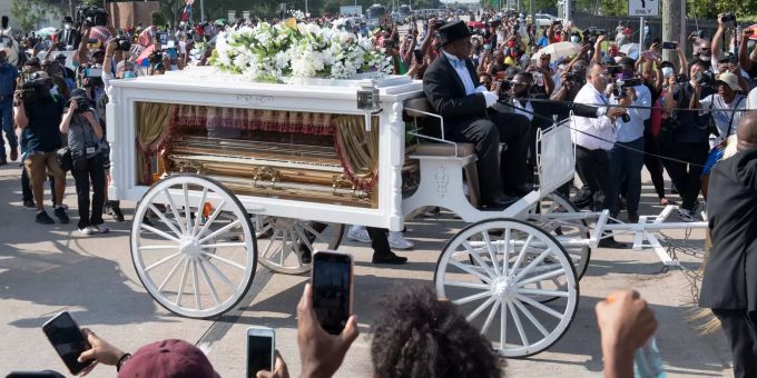Der Sarg von George Floyd wird in einer weissen Kutsche auf den Friedhof Houston Memorial Gardens transportiert. Beisetzung von George Floyd