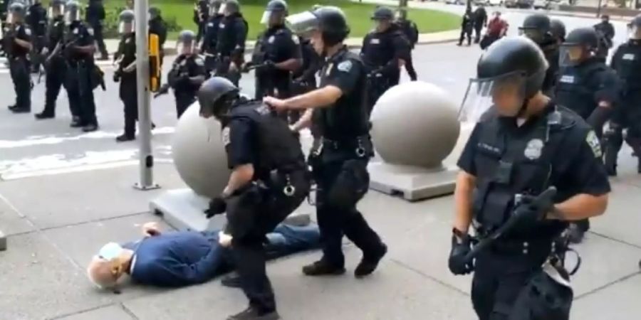 Bild von Polizeiattacke auf 75-Jährigen