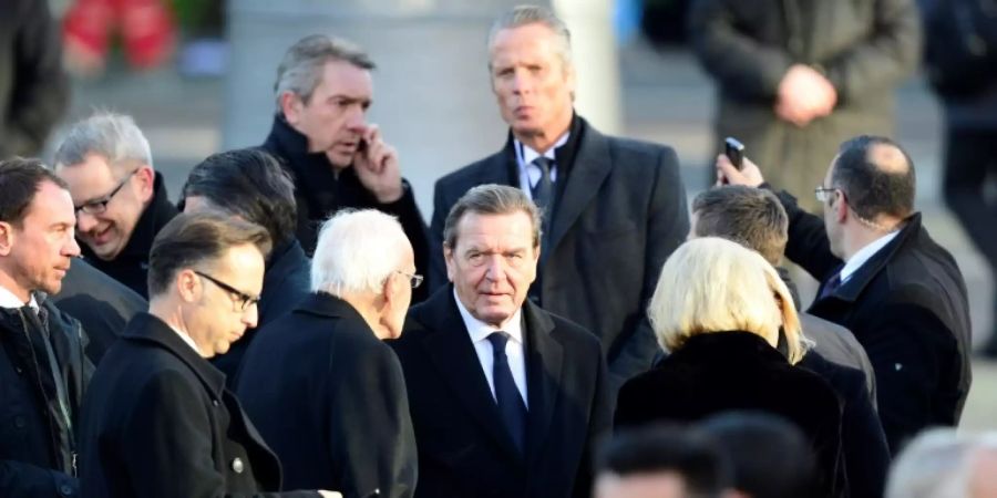 Altbundeskanzler Gerhard Schröder (M.)