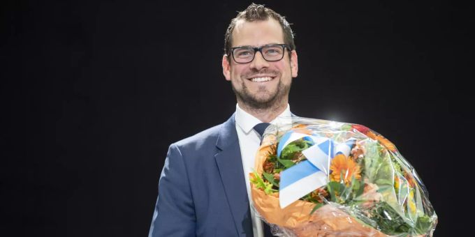Roman Schmid freut sich nach seiner Wahl zum Kantonsratspräsident im Zürcher Kantonsrat. Opfikon