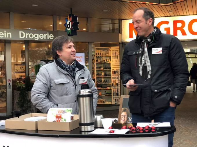 Parteipräsident Csaba Zvekan (links) im Gespräch mit Olivier Baier (Einwohnerrat, Vizepräsident Planungskommission). SVP Reinach BL Standaktion