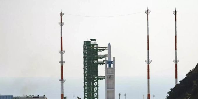 Eine Testversion von Südkoreas selbst entwickelter Weltraumrakete «Nuri» steht auf der Startrampe im Naro Space Center, 473 Kilometer südlich von Seoul. Foto: Uncredited/KOREA POOL/dpa Eine Testversion von Südkoreas selbst entwickelter Weltraumrakete «Nuri» steht auf der Startrampe im Naro Space Center, 473 Kilometer südlich von Seoul. Foto: Uncredited/KOREA POOL/dpa