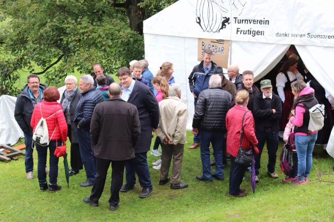 Angeregte Gespräche und geselliges Beisammensein am 100-Jahr-Jubiläum der SVP Frutigen im Jahr 2019. SVP Frutigen