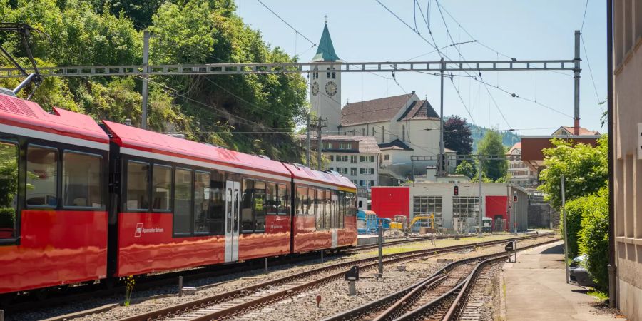 Bahnhof Herisau, im Hintergrund die evangelisch-reformierte Kirche.