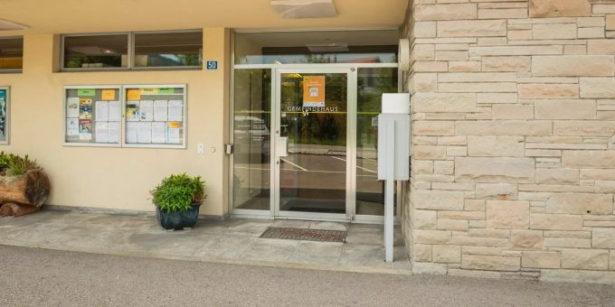 Eingang zur Gemeindeverwaltung Hittnau im Bezirk Pfäffikon des Kantons Zürich. Eingang zur Gemeindeverwaltung Hittnau im Bezirk Pfäffikon des Kantons Zürich.