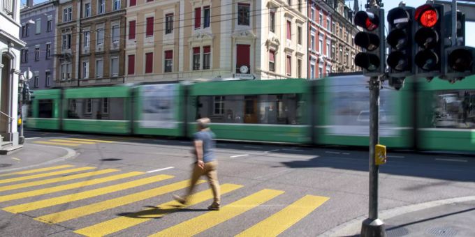 Ein Tram fährt durch Basel. Tram