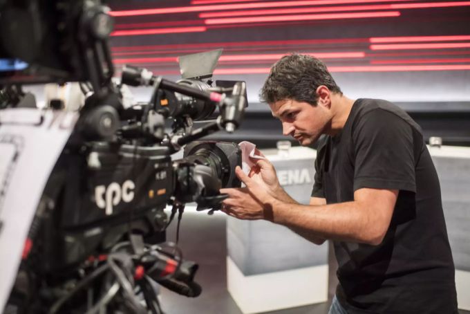 Eine Mitarbeiter der SRF-Sendung «Arena» reinigt seine Kamera. srf