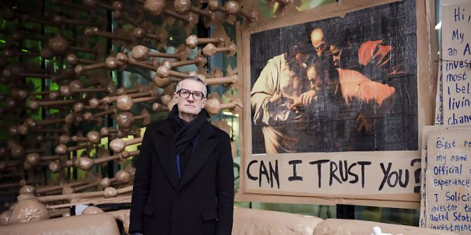 Der Schweizer Künstler Thomas Hirschhorn zeigt seine Ausseninstallation «Can I Trust You?» beim Aargauer Kunsthaus. Der Schweizer Künstler Thomas Hirschhorn zeigt seine Ausseninstallation «Can I Trust You?» beim Aargauer Kunsthaus.