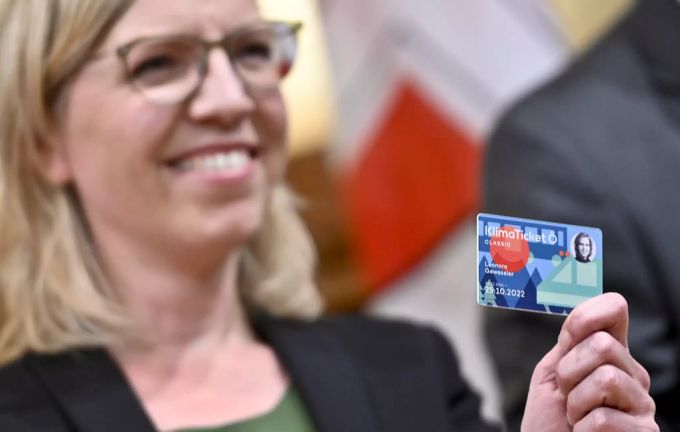 Klimaschutzministerin Leonore Gewessler (Grüne) mit ihrem Ticket. Klimaticket Österreich