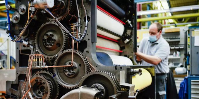 Ein Mitarbeiter montiert im Stammwerk der Heidelberger Druckmaschinen AG ein Druckwerk vom Typ Speedmaster 102. Heidelberger Druckmaschinen AG