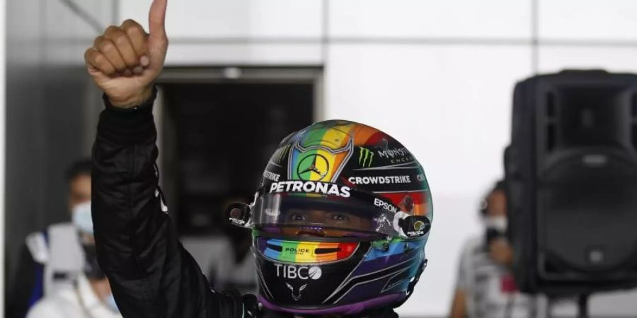 Will die Formel-1-Saison in seinem Regenbogenhelm zu Ende fahren: Lewis Hamilton. Foto: Hamad I Mohammed/REUTERS POOL via AP/dpa