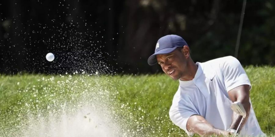 Tiger Woods hatte vor neun Monaten einen schweren Autounfall. Foto: Charles Rex Arbogast/AP/dpa