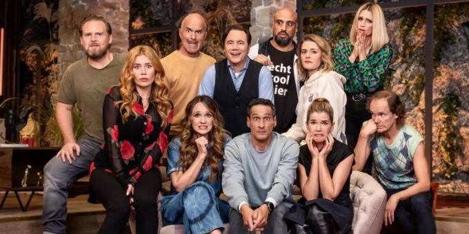 Die Teilnehmer der dritten Staffel, darunter Bully Herbig (obere Reihe m.) und Anke Engelke (unten, zweite von rechts). Foto: Frank Zauritz/Prime Video /dpa Die Teilnehmer der dritten Staffel, darunter Bully Herbig (obere Reihe m.) und Anke Engelke (unten, zweite von rechts). Foto: Frank Zauritz/Prime Video /dpa
