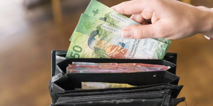 Die Motion von Christian Moesch (FDP) verlangt ein Modell für nachträgliche Steuerrückvergütungen bei hohen Überschüssen in der Kantonsrechnung. (Symbolbild) geld