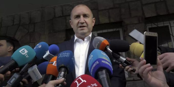 Der bulgarische Staatschef Rumen Radew hat die Stichwahl um das Präsidentenamt klar gewonnen. Mit 66,7 Prozent der Stimmen entschied der General der Reserve Radew die zweite Wahlrunde gegen seinen Herausforderer Anastas Gerdschikow für sich. Foto: Valentina Petrova/AP/dpa Der bulgarische Staatschef Rumen Radew hat die Stichwahl um das Präsidentenamt klar gewonnen. Mit 66,7 Prozent der Stimmen entschied der General der Reserve Radew die zweite Wahlrunde gegen seinen Herausforderer Anastas Gerdschikow für sich. Foto: Valentina Petrova/AP/dpa