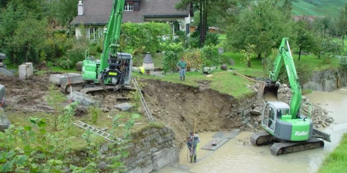 Ein Hochwasserereignis im Jahr 2002 verursachte in der Gemeinde Thal und der Stadt Rheineck Schäden an Infrastruktur und Gebäuden. Damit künftig keine solchen kostspieligen Schäden mehr entstehen, soll der Freibach und Gstaldenbach ausgebaut werden. Gstaldenbach_Behebung Schaden HW 2002