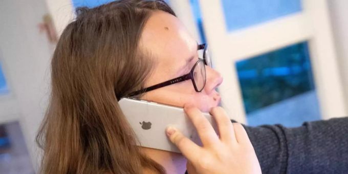 Eine Frau telefoniert mit ihrem Mobiltelefon. Ein höheres Risiko, an einem Hirntumor zu erkranken, besteht nicht, wie eine Studie zeigt. (Symbolbild) mobiltelefon