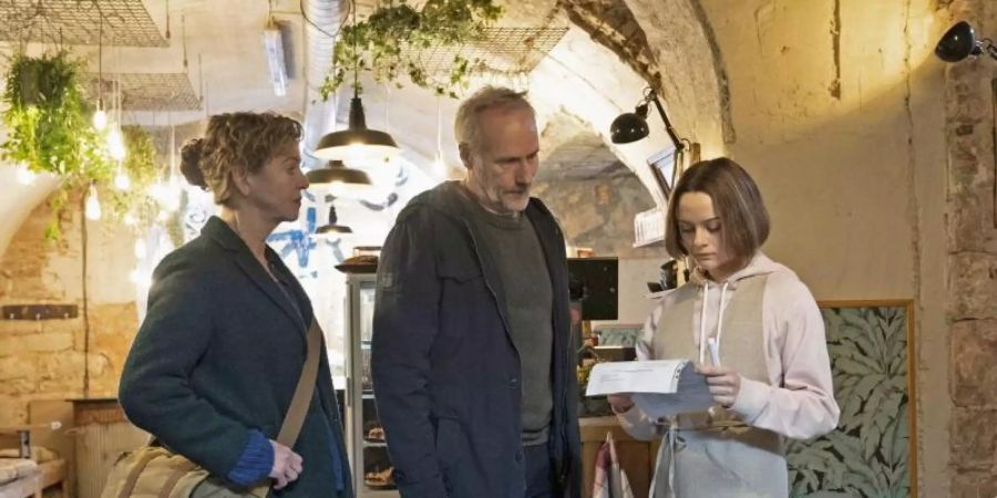 Anna Janneke (Margarita Broich, l), Paul Brix (Wolfram Koch) und Nellie «Luna» Kunze (Lena Urzendowsky) in einer Szene des Frankfurter «Tatorts». Foto: Bettina Müller/HR/ARD/dpa