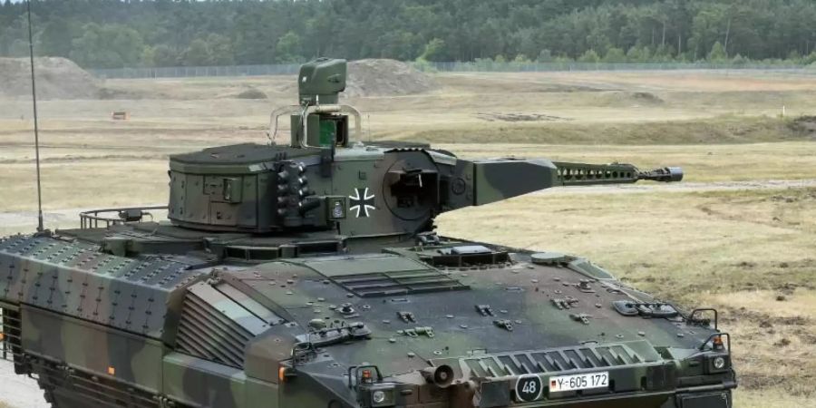 Ein Schützenpanzer vom Typ Puma wird auf dem Erprobungsgelände des Unternehmens Rheinmetall in der Lüneburger Heide vorgestellt. Foto: Holger Hollemann/dpa