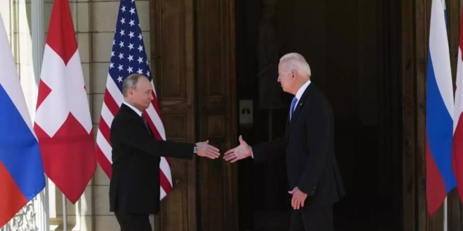 Der russische Präsident Wladimir Putin (l) und US-Präsident Joe Biden schütteln sich die Hände bei ihrem jüngsten Treffen in der 'Villa la Grange' in Genf. Foto: Alexander Zemlianichenko/AP Pool/dpa