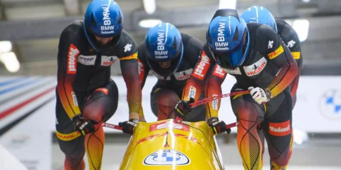 Bobsport: Francesco Friedrich, Thorsten Margis, Candy Bauer und Alexander Schüller aus Deutschland schieben an. Foto: Robert Michael/dpa-Zentralbild/dpa bobsport