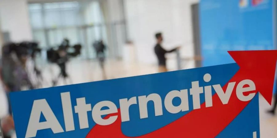Das AfD-Logo am Eingang zum Fraktionssaal der Partei im Deutschen Bundestag. Foto: Michael Kappeler/dpa