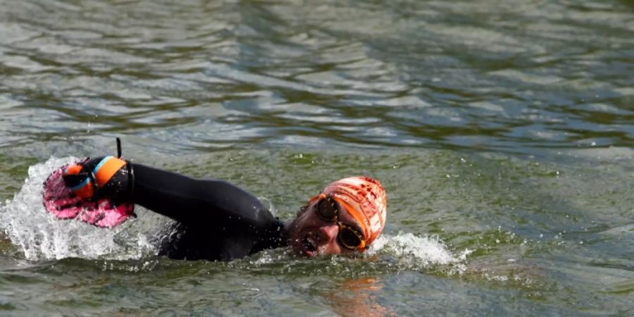 Le nageur français paralympique Theo Curin nageant dans le lac Titicaca, au Pérou, le 20 novembre 2021