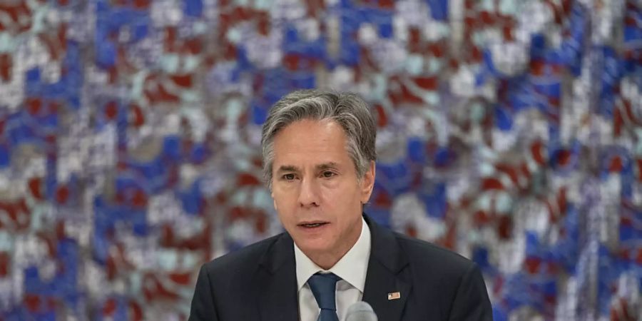 Antony Blinken, US-Aussenminister, spricht in der US-Botschaft mit Mitgliedern der Zivilgesellschaft. Foto: Andrew Harnik/AP Pool/dpa