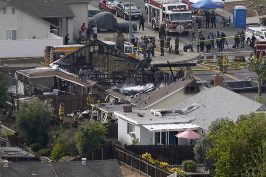 Die Feuerwehr versuchte, weitere Wohngebäude zu schützen.