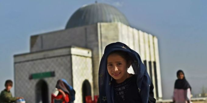 Kinder in Kabul verkaufen Tee und Wasser Kinder in Kabul verkaufen Tee und Wasser