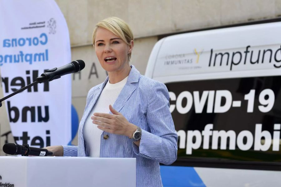 Ansprache der Zürcher Gesundheitsdirektorin Natalie Rickli vor dem Impfmobil in Gossau ZH am Samstag, 21.August 2021. Mit mobilen Impfangeboten für Gemeinden und Bildungsinstitutionen strebt