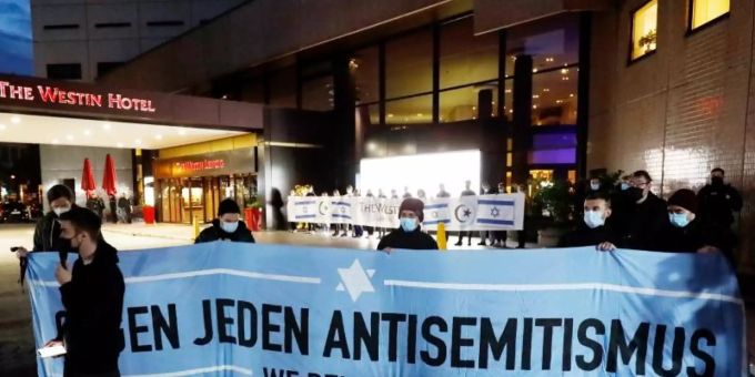 Nach Antisemitismus-Vorwürfen versammelten sich Menschen vor dem «Westin Hotel» Leipzig, um Solidarität mit dem Musiker Gil Ofarim und Jüdinnen und Juden in Deutschland zu zeigen. Gil Ofarim