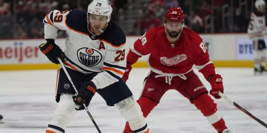 Leon Draisaitl (29), Center der Edmonton Oilers, spielt den Puck, während Sam Gagner (89), Center der Detroit Red Wings, im dritten Drittel verteidigt. Foto: Paul Sancya/AP/dpa