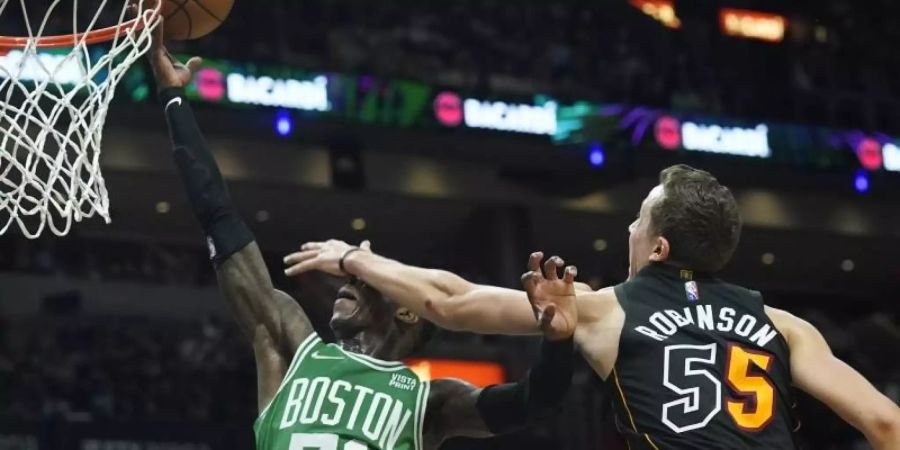 Dennis Schröder (l) setzte sich mit den Boston Celtics gegen Miami durch. Foto: Marta Lavandier/AP/dpa