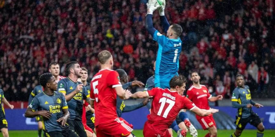 Feyenoords Torwart Justin Bijlow schnappt sich den Ball. Foto: Andreas Gora/dpa
