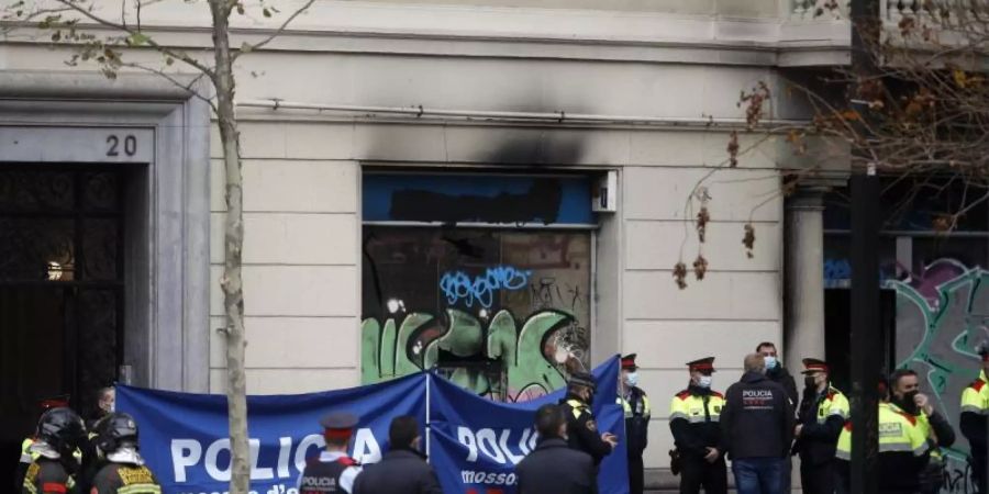 Polizeibeamte in der Nähe des Gebäudes in Barcelona, in dem ein Brand mit Todesopfern ausgebrochen ist. Foto: Kike Rincón/EUROPA PRESS/dpa