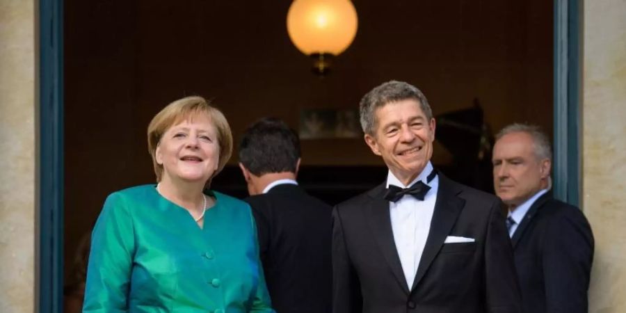 Angela Merkel mit ihrem Mann Joachim Sauer bei einer Premiere in Bayreuth. Foto: Matthias Balk/dpa