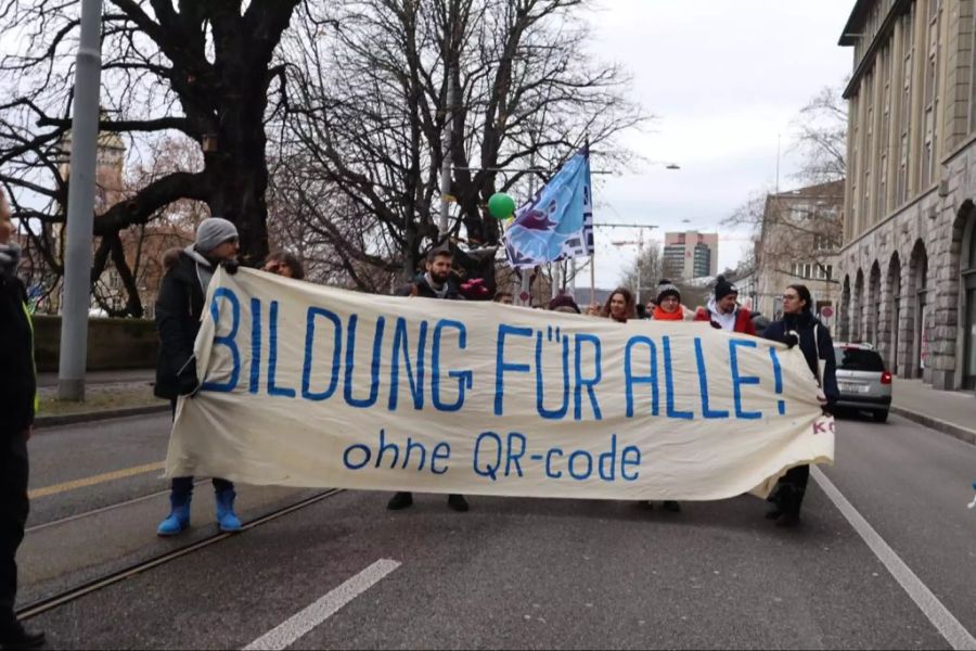 «Bildung für Alle!» – der Hauptbanner der Demo in Zürich.