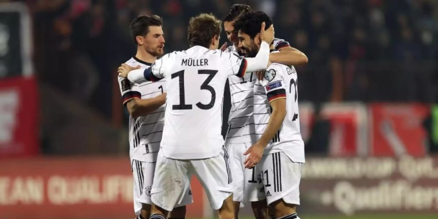 Die DFB-Elf um Doppelpacker Ilkay Gündogan (r) setzte sich souverän in Armenien durch. Foto: Christian Charisius/dpa