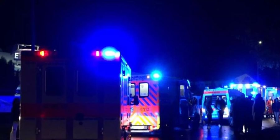 Rettungswagen und Polizei vor der Diskothek in Friesoythe. Foto: Andre van Elten/TNN/dpa