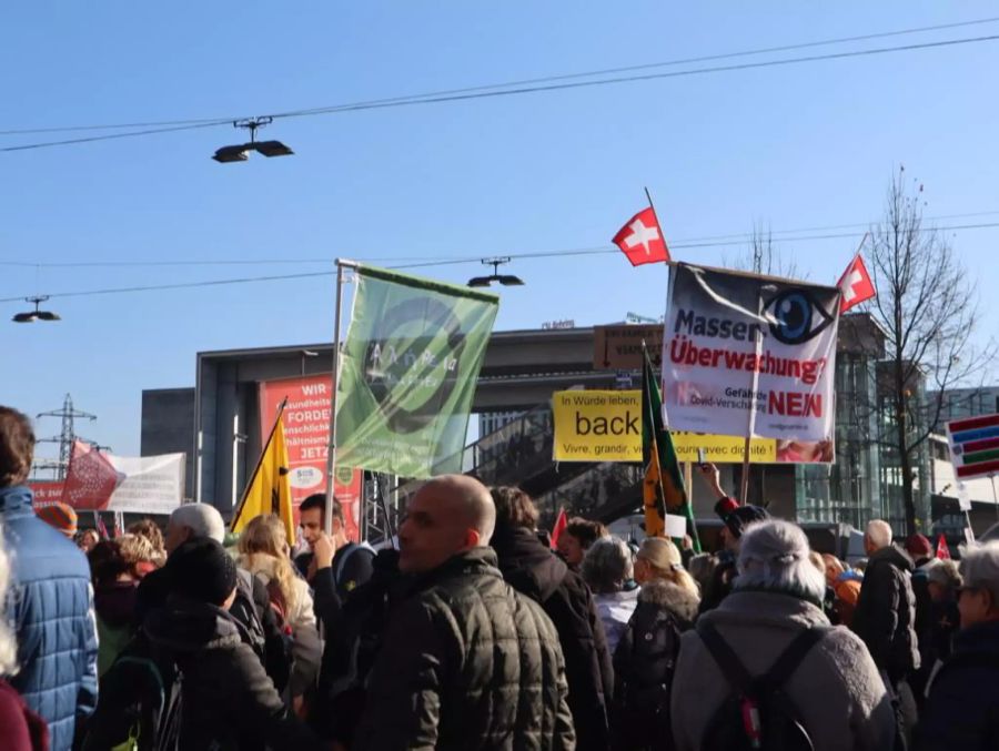 Mindestens 2000 Corona-Skeptiker demonstrieren in Bern-Wankdorf.