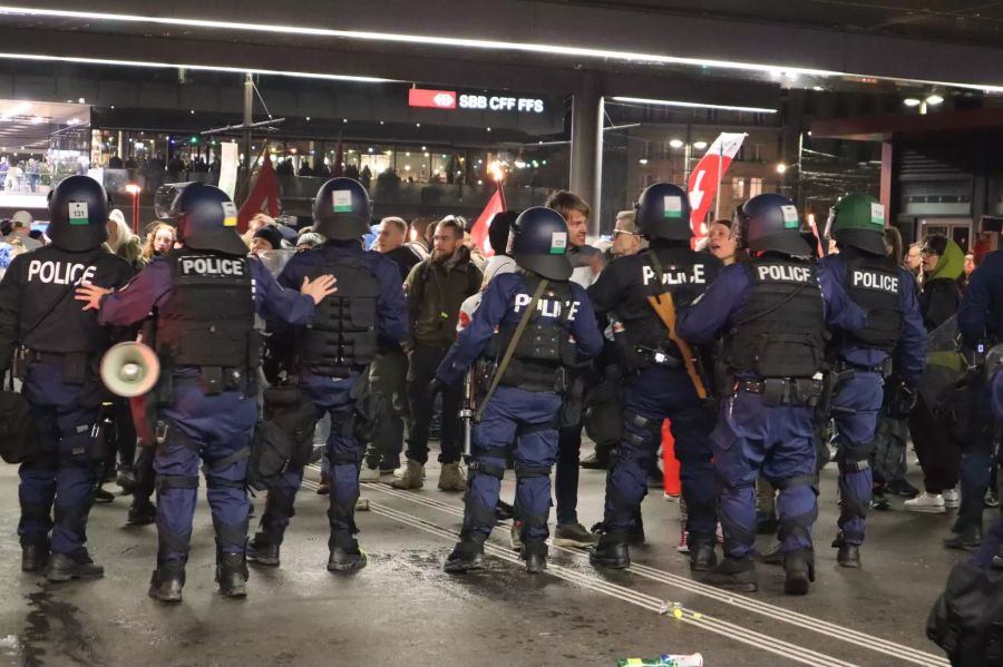 Der ganze Bahnhofplatz wurde abgesperrt.