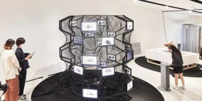 Die Installation «Artificial Swissness» ist ein Design-Hirn, das mittels künstlicher Intelligenz Chalets entwirft. Es wurde an 10'000 Bildern existierender Berghütten geschult. Neben ihren Entwürfen demonstriert die Maschine auch den «Denkprozess», den sie beim Lernen durchlaufen hat (Pressebild). Die Installation «Artificial Swissness» ist ein Design-Hirn, das mittels künstlicher Intelligenz Chalets entwirft. Es wurde an 10'000 Bildern existierender Berghütten geschult. Neben ihren Entwürfen demonstriert die Maschine auch den «Denkprozess», den sie beim Lernen durchlaufen hat (Pressebild).