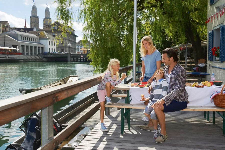 Familie an der Limmat