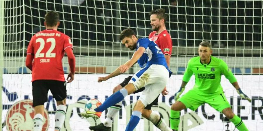 Schalkes Marcin Kaminski trifft in der Nachspielzeit zum 1:0-Siegtreffer. Foto: Julian Stratenschulte/dpa