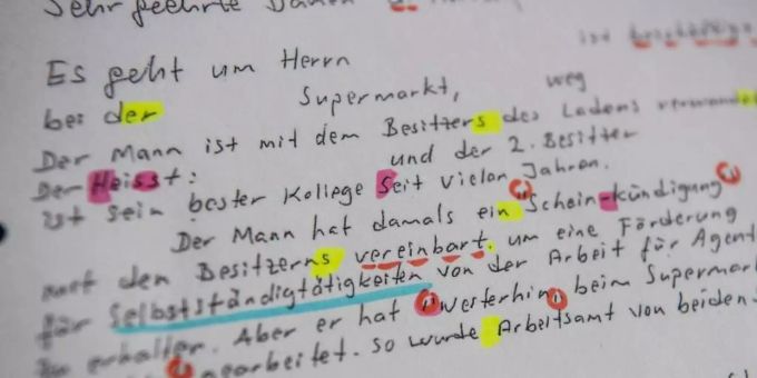Eine Sprachforensikerin des Bundeskriminalamtes hat mit farbigen Markierungen dieses handschriftliche Schreiben eines Mannes, der sich anonym an die Polizei gewendet hatte, versehen. Foto: Boris Roessler/dpa Eine Sprachforensikerin des Bundeskriminalamtes hat mit farbigen Markierungen dieses handschriftliche Schreiben eines Mannes, der sich anonym an die Polizei gewendet hatte, versehen. Foto: Boris Roessler/dpa