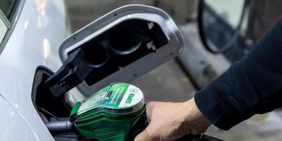 Neben steigenden Ölpreisen treibt auch der seit Jahresbeginn erhöhte CO2-Preis die Sprit-Kosten. Foto: Carsten Koall/dpa