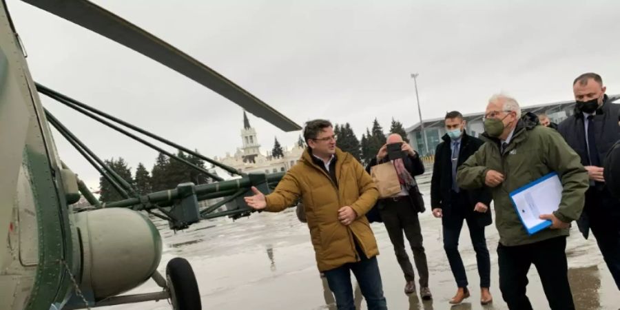 Dmitri Kuleba (l.) und Josep Borrell in der Ostukraine